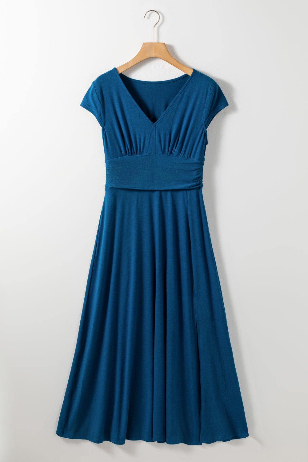 Peacock Blue Deep V Neck Ruched High Waist Midi DressMaterial:65%Polyester+30%Viscose+5%Elastane



		This concise long dress is versatile and suitable for various occasions. 
	
	
		The trendy high-waist look is e