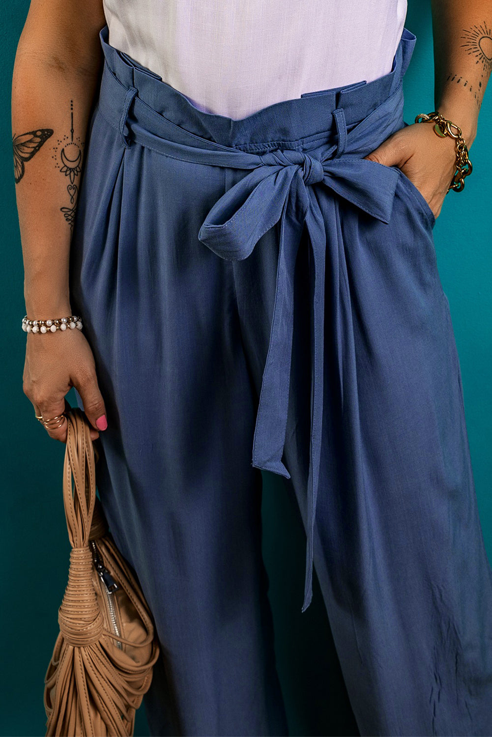 Wild Wind Belted Frill Waist Wide Leg Loose PantsMaterial:55%Viscose+45%Polyester



		Crafted with a belted frill waist, the pants offer a chic and trendy look suitable for any casual or semi-formal occasion.
	