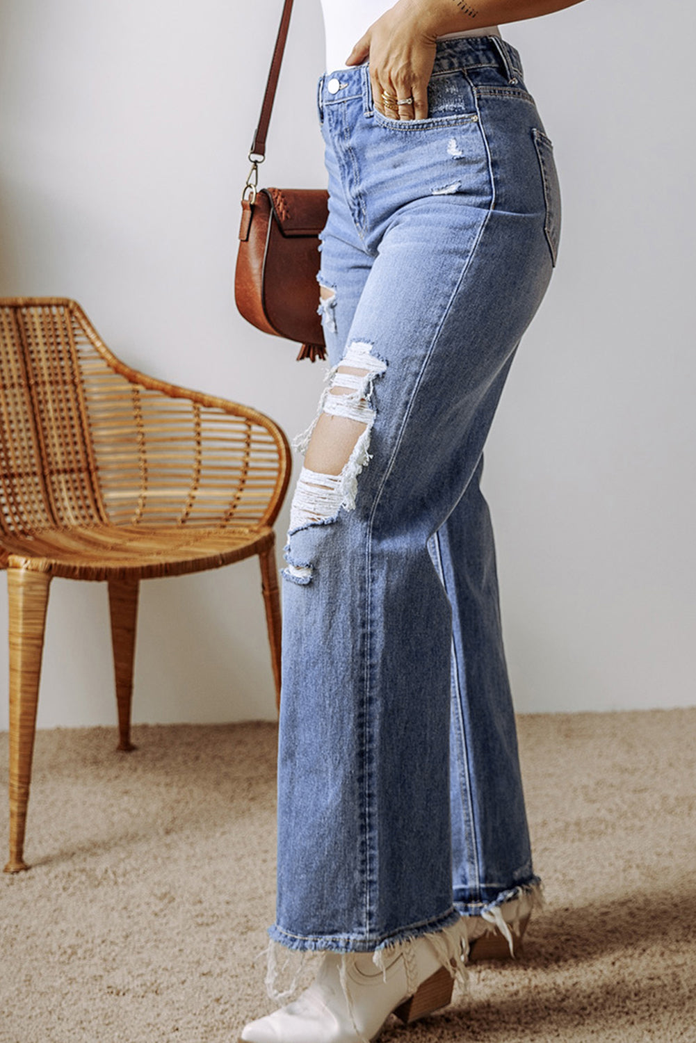 Ashleigh Blue Distressed Raw Hem Straight Leg High Waist JeansMaterial:71%Cotton+27.5%Polyester+1.5%Elastane

• The raw hem adds a touch of edge, while the high waist design offers a flattering silhouette for daily wear.
• Co