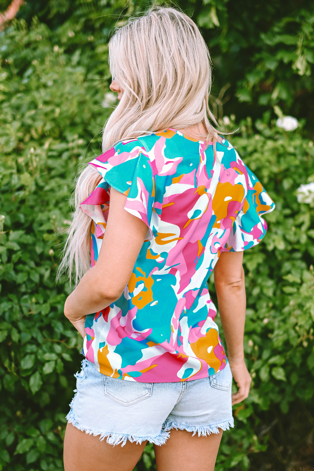 Green Abstract Print Smocked Notched Neck Ruffle Sleeve BlouseMaterial:100%Polyester

• Embrace a bohemian spirit with the blouse, featuring a vibrant green hue that adds a pop of color to any outfit.
• The abstract print des