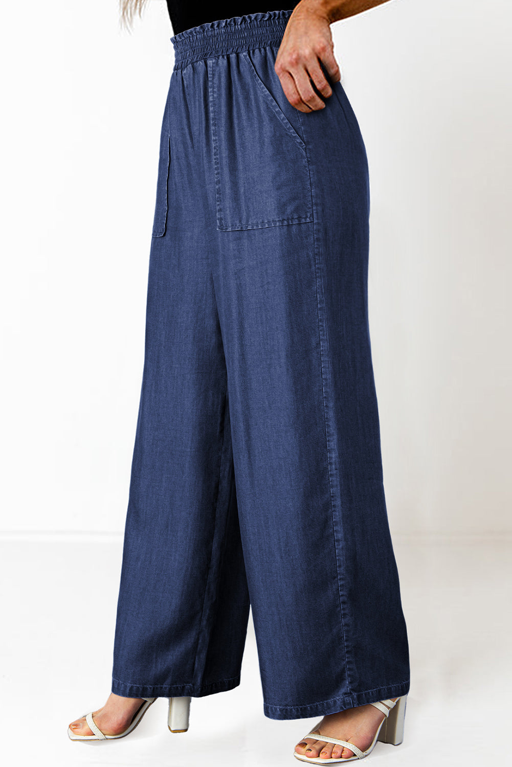 Sail Blue Side Pockets Frilled Smocked High Waist Wide Leg JeansMaterial:100%Lyocell

• Embrace a seaside vibe with these jeans featuring side pockets for practicality and frilled detailing for a touch of playful charm.
• Eleva