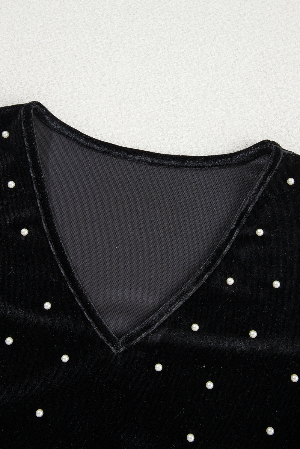 Black Velvet Beaded Long Sleeve V Neck BodysuitMaterial:95%Polyester+5%Elastane

• Radiate elegance in the bodysuit adorned with shimmering pearls, perfect for a night out at the club or a sophisticated cocktail