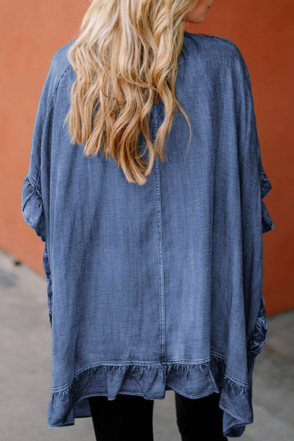 Dusk Blue Half Sleeve Ruffle Edge Chambray Open KimonoMaterial:80%Cotton+20%Polyester

• The half sleeves provide a relaxed and comfortable fit, perfect for layering over your favorite tops or dresses.
• Made from sof