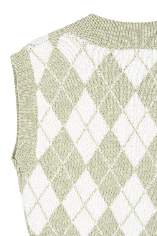 Knitted argyle sweater vest- Knitted argyle sweater vest (yarn dyed, not printed)- Pattern type : argyle pattern- Neck line : V neck- Sleeve length : sleeveless- Stretch : stretch- Sheer : not