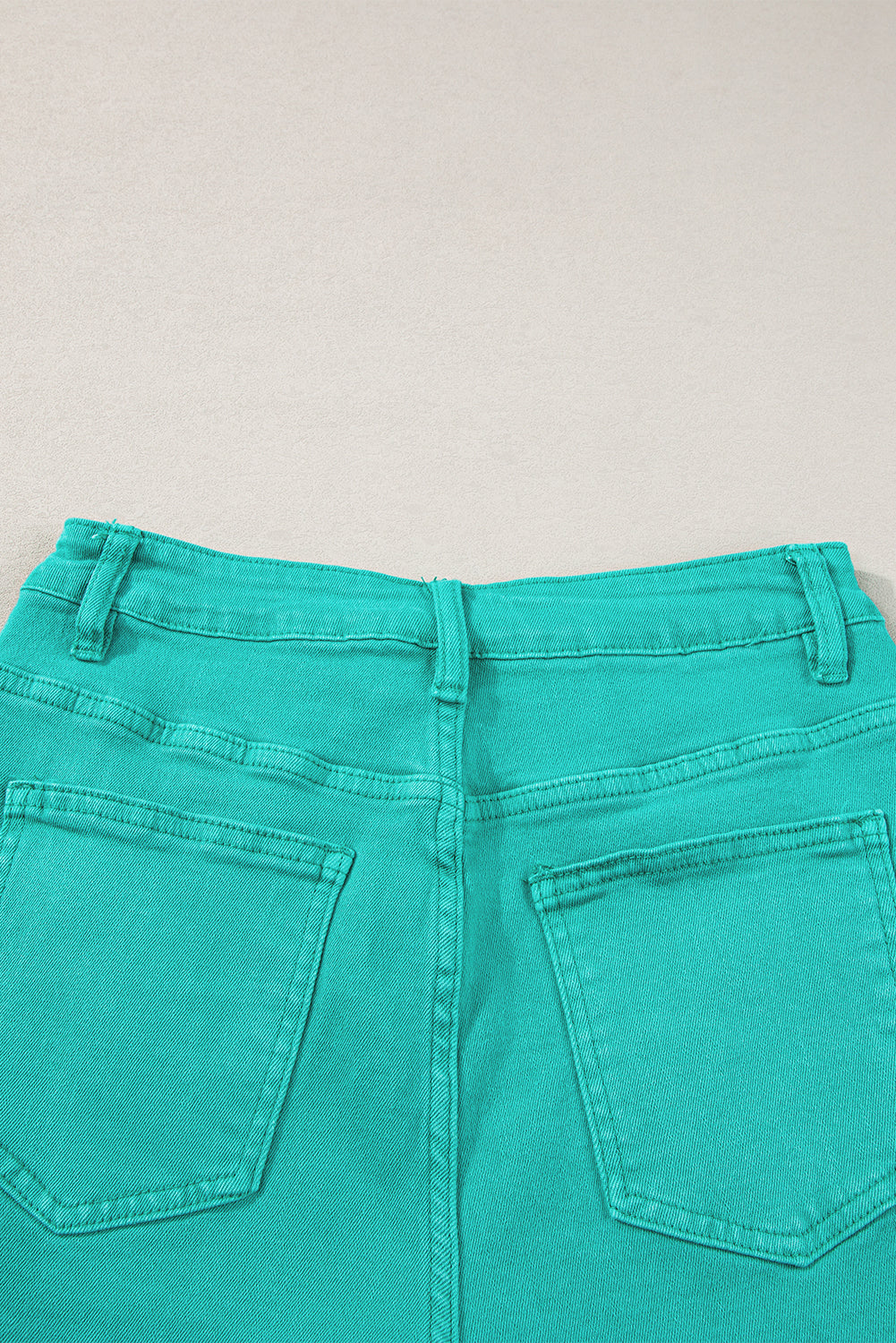 Turquoise Raw Hem Mid Rise Denim ShortsMaterial:98%Cotton+2%Elastane



		Discover a level of style that surpasses expectations with these denim shorts, offering a chic and fashionable look that goes be