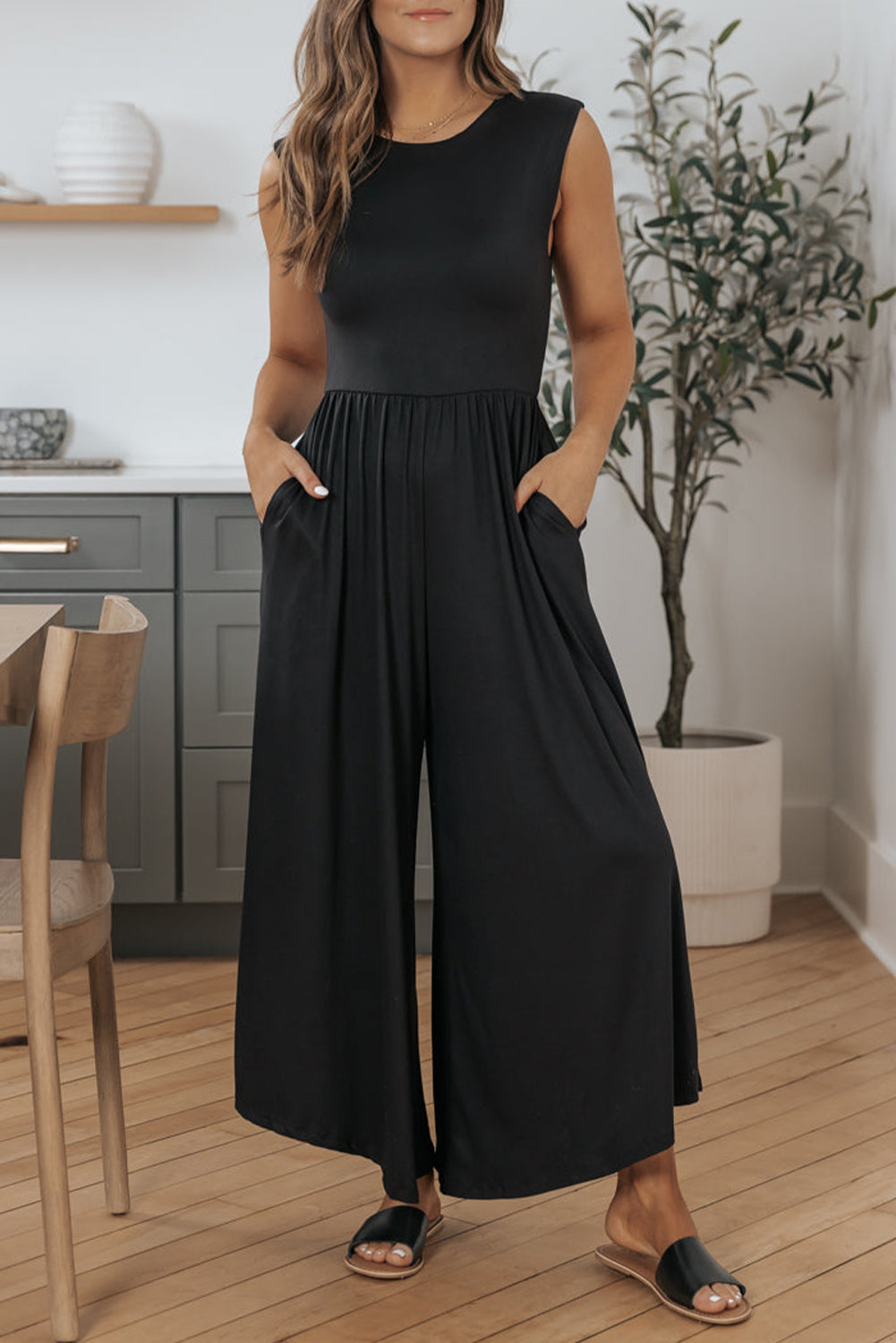 Black Solid Color Open Back Sleeveless Wide Leg JumpsuitMaterial:65%Polyester+30%Viscose+5%Elastane

• Effortlessly chic and versatile, this black jumpsuit features a high waist design for a flattering silhouette.
• The