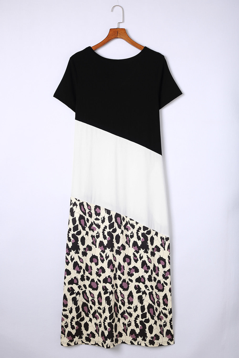 Black Leopard Color Block Side Slit T Shirt Maxi DressMaterial:95%POLYESTER+5%ELASTANE



		•The dress features a unique combination of color block and leopard print, making it a statement piece that can be styled in 