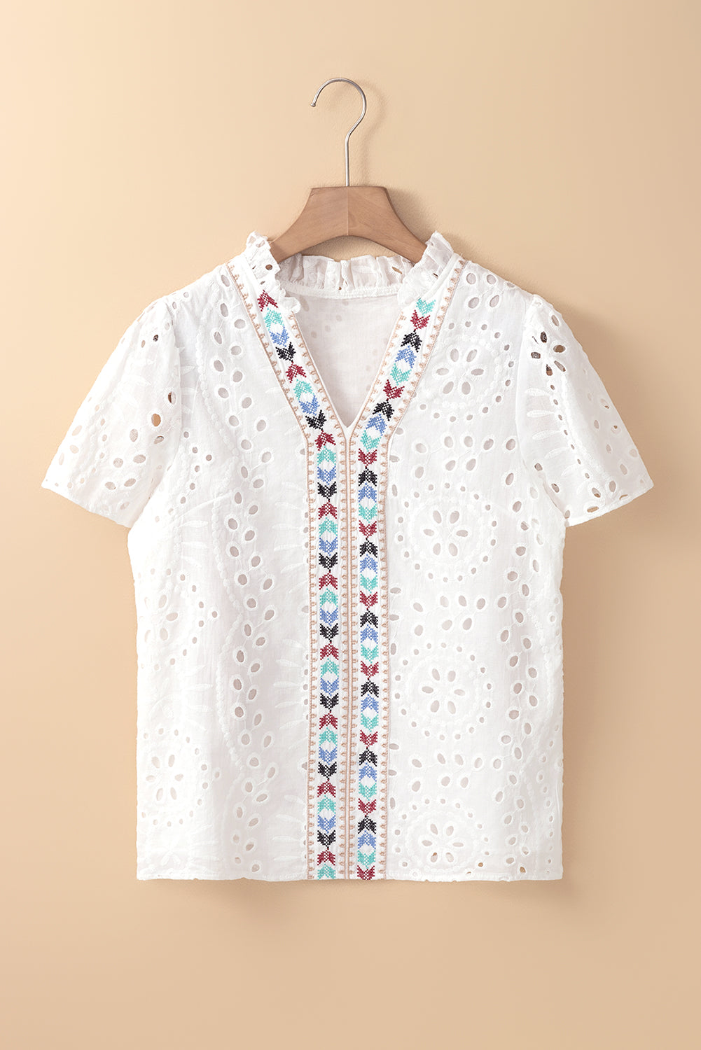 White Boho Geometric Pattern V Neck Cut-out BlouseMaterial:100%Cotton



		The blouse is a trendy and stylish top that combines bohemian elements with a modern geometric pattern.
	
	
		The cut-out details on th