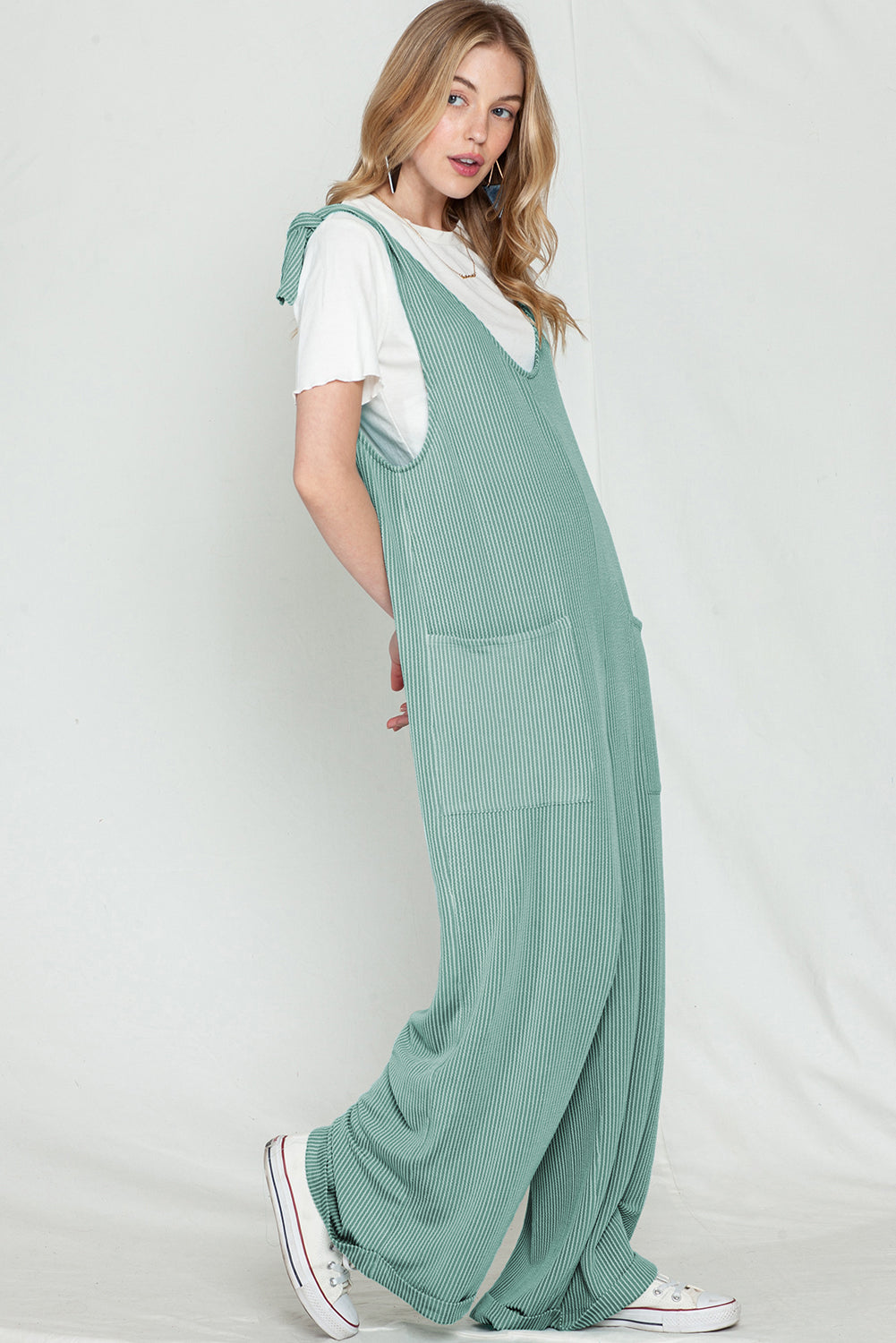 Parchment Pockets Oversized Ribbed Wide Leg JumpsuitMaterial:75％Polyester+20％Viscose+5％Elastane



		The jumpsuit is colored in a vibrant shade, adding a pop of color to your outfit.
	
	
		It features an oversize