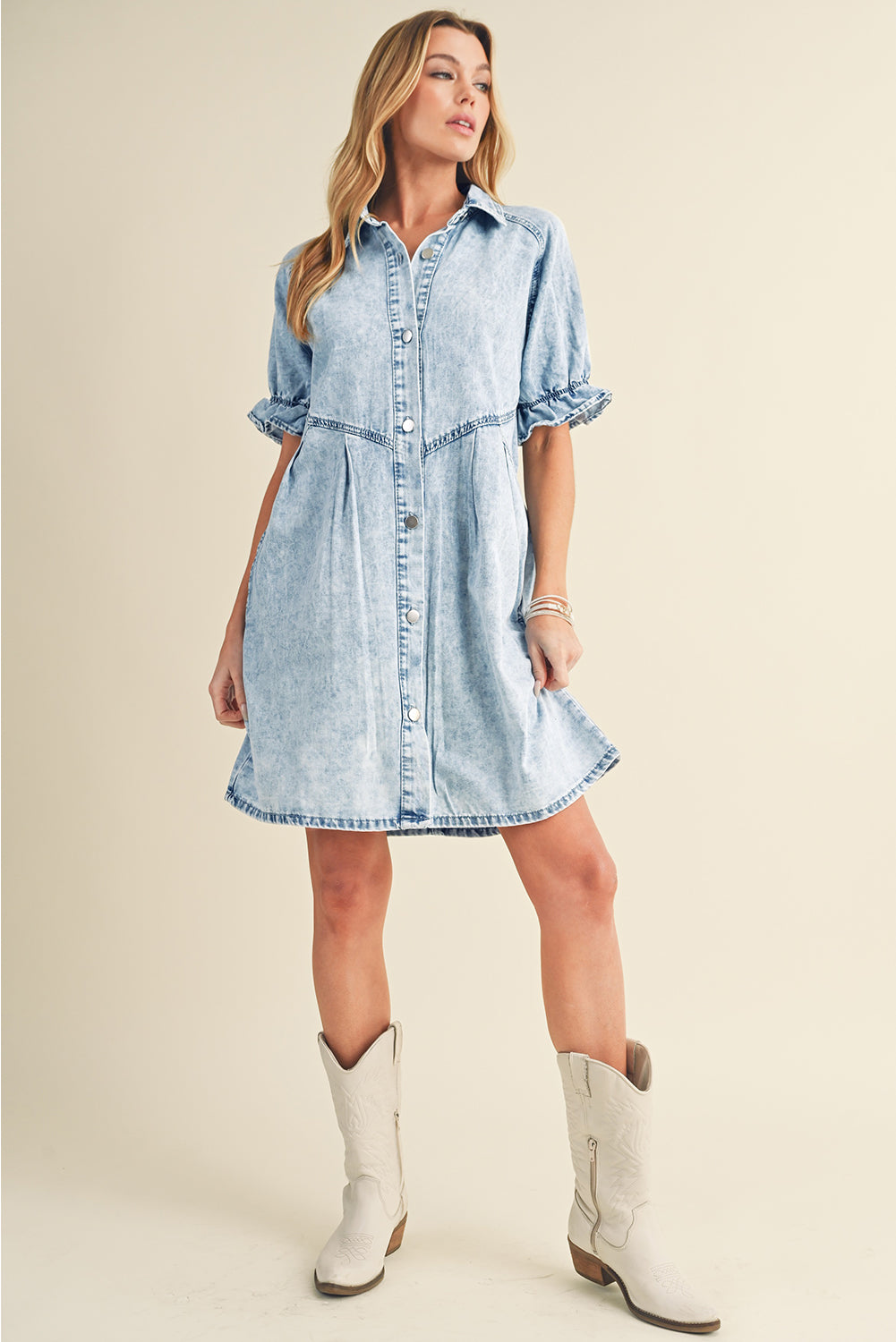 Blue Mineral Washed Ruffled Short Sleeve Pocketed Denim DressMaterial:82%Cotton+10%Polyester+8%Viscose



		This denim dress features short sleeves and a ruffled detail, adding a feminine and playful touch to the design.
	
