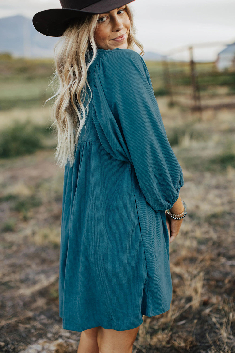 Light Blue Snap Button Empire Waist Lantern Sleeve Corduroy DressMaterial:100%Polyester

• Effortlessly chic, the mini dress exudes laid-back elegance with its soothing color and relaxed fit. 
• The soft corduroy fabric of this 