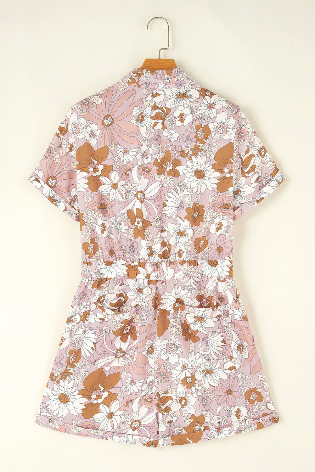 Pink Floral Print Collared Button Front RomperMaterial:100%Polyester

• Embrace a touch of femininity with the romper, featuring a delicate floral pattern that exudes charm and elegance.
• Stay comfortable and