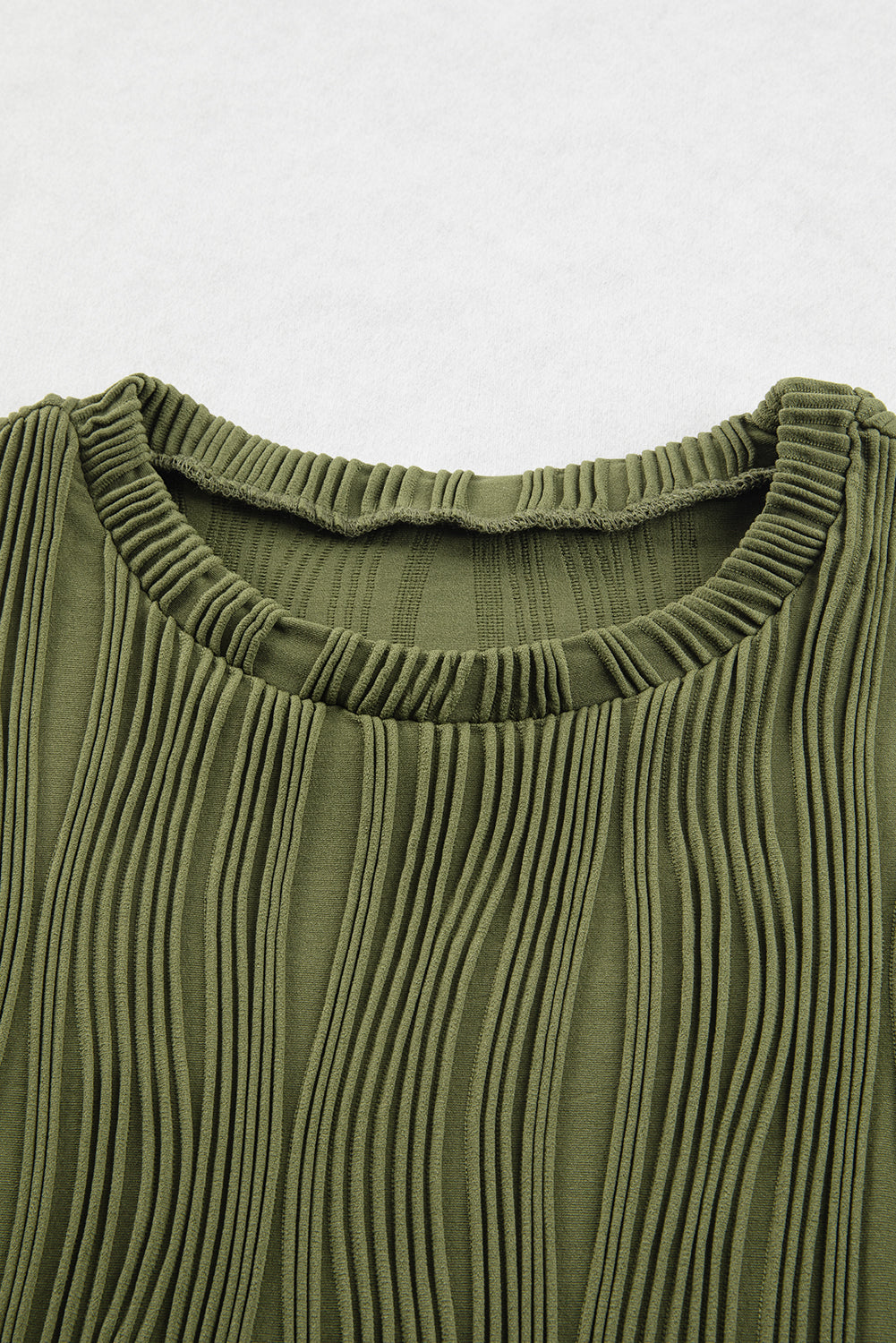 Jungle Green Wavy Textured Cap Sleeve TopMaterial:90%Polyester+10%Elastane


	


		The top features a unique wavy texture, adding a touch of visual interest to your outfit.
	
	
		Made from a soft and