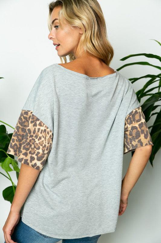 PLUS TERRY SOLID ANIMAL BOXY TOPFRENCH TERRY SOLID AND ANIMAL PRINT SHORT SLEEVE FRONT POCKET RAW EDGE DETAIL OVERSIZE FIT PLUS TOP 87% POLYESTER, 10% RAYON, 3% SPANDEX MADE IN USA1X/2X/3X 2-2-2
St