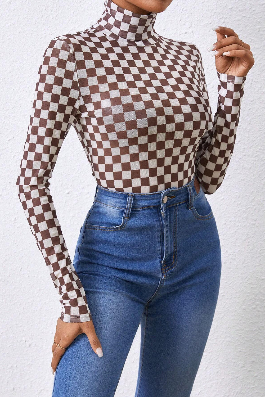 Black Checkered Print Long Sleeve Mock Neck BodysuitMaterial:95%Polyester+5%Elastane

• Embrace timeless style with our bodysuit, perfect for a casual yet chic look.• The mock neck design adds a touch of sophisticati