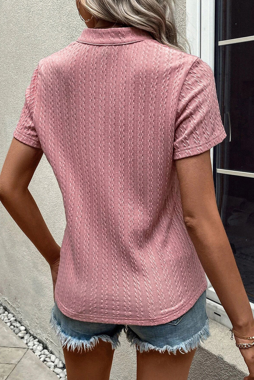 Pink Twisted Textured V-Neck Short Sleeve BlouseMaterial:97%Polyester+3%Elastane



		The blouse is a stylish and versatile top that adds a touch of sophistication to any outfit.
	
	
		With its twisted textur