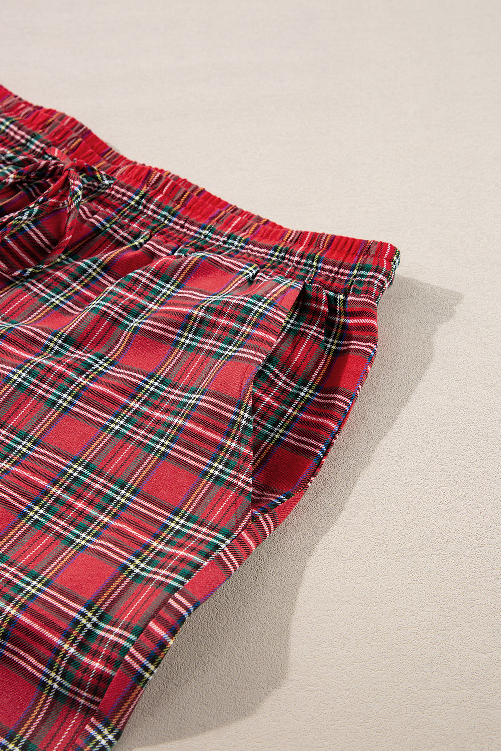 Red Plaid Print Shirt and Drawstring Pants Plus Size Pajama SetMaterial:75%Polyester+25%Cotton

• Embrace cozy evenings in this plus pajama set, featuring a stylish red plaid design that exudes a casual and comfortable vibe. 
