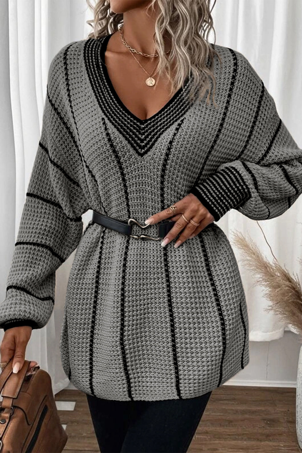 Gray Contrast V Neck Loose Tunic SweaterMaterial:100%Acrylic

• Embrace effortless style in this sweater, perfect for casual chic looks.
• The colorblock design adds a modern touch, while the V-neckline 