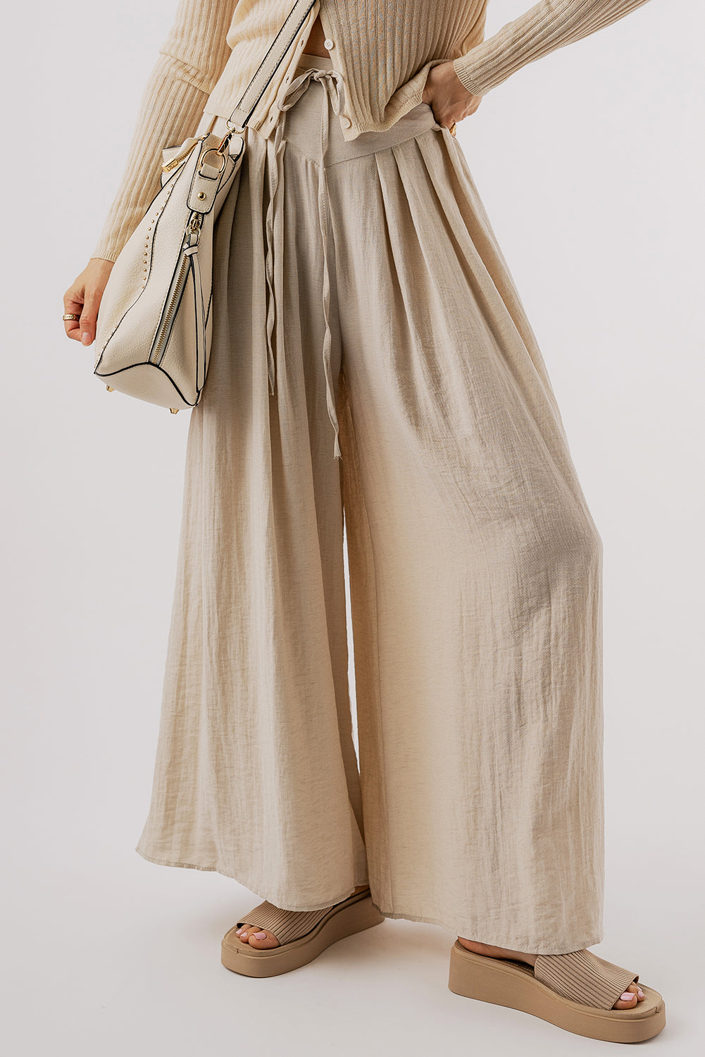 Beige Casual Lace-up Waist Pleated Wide Leg PantsMaterial:67%Viscose+21%Polyamide+12%Linen

• Effortlessly chic, the pants feature a tie waist for a customizable fit and pleated details for a touch of sophisticati