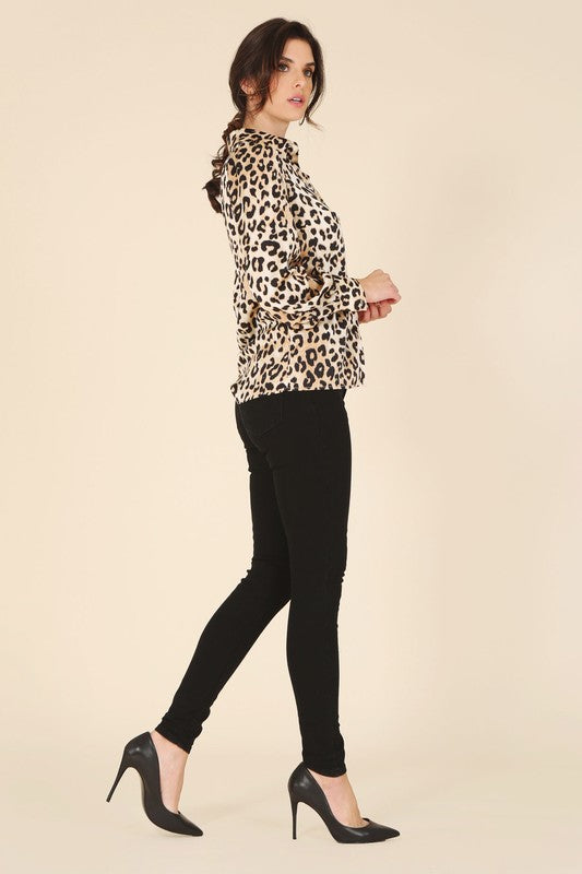 Satin leopard blouse- Satin leopard blouse- Pattern type : leopard pattern- Neck line : shirt collar- Sleeve type : regular sleeves- Sleeve length : long sleeves- Stretch : no stretch- 