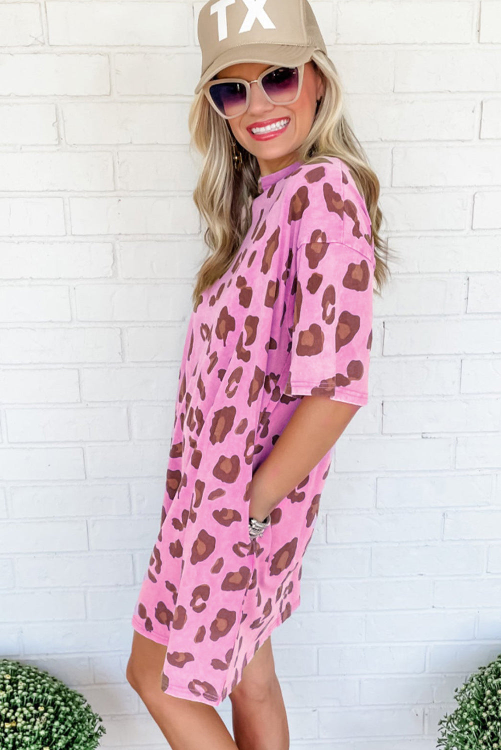 Pink Leopard Mineral Wash Side Pocket T Shirt Mini DressMaterial:65%Polyester+30%Cotton+5%Elastane

• Embrace your inner wild side with the dress, perfect for adding a pop of color to your wardrobe.
• Stay comfortable a