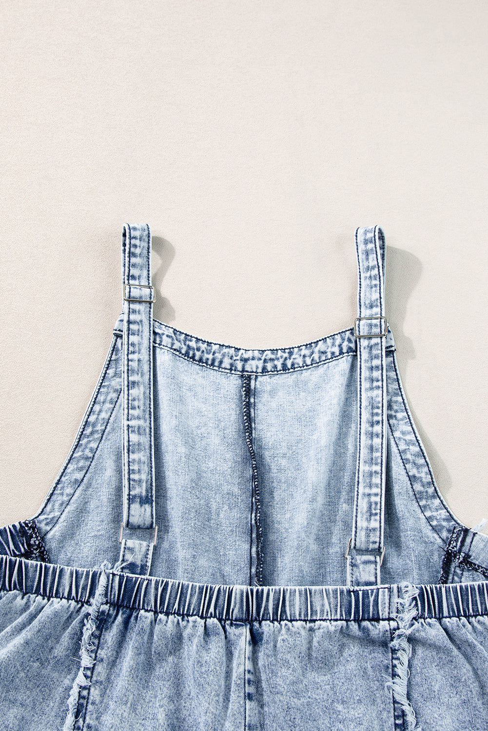 Blue Light Wash Frayed Exposed Seam Wide Leg Denim OverallsMaterial:95%Cotton+5%Polyester



		The overalls are a stylish and retro-inspired pair of overalls made from light wash denim.
	
	
		These overalls have a vinta