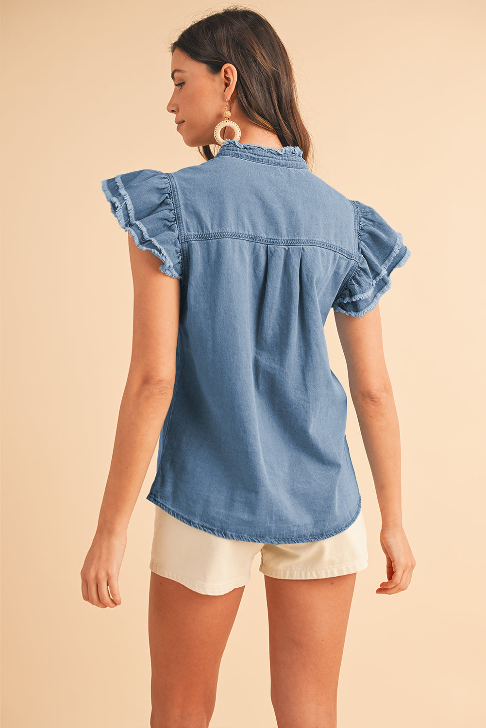 Beau Blue Button Front Ruffled Flutter Frayed Denim TopMaterial:100%Cotton



		The ruffled flutter sleeves create a playful and flirty look, adding movement and charm to the overall design.
	
	
		The frayed detaili