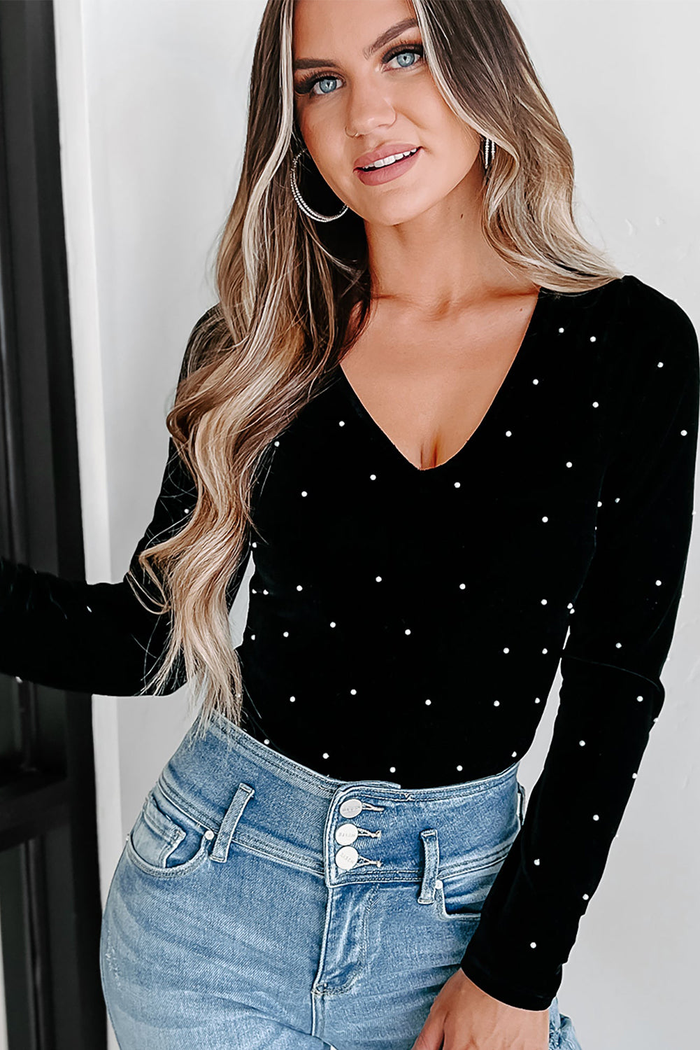 Black Velvet Beaded Long Sleeve V Neck BodysuitMaterial:95%Polyester+5%Elastane

• Radiate elegance in the bodysuit adorned with shimmering pearls, perfect for a night out at the club or a sophisticated cocktail