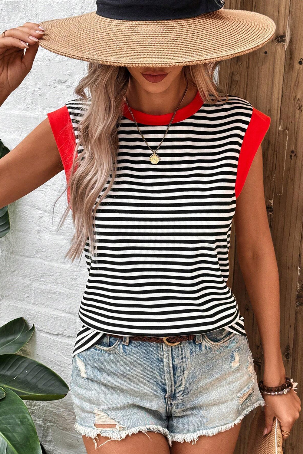 Black Stripe Colorblock Edge Round Neck Sleeveless TopMaterial:95%Polyester+5%Elastane

• Effortlessly chic, this top combines classic stripes with a modern colorblock design for a trendy look..
• Crafted from high-qu