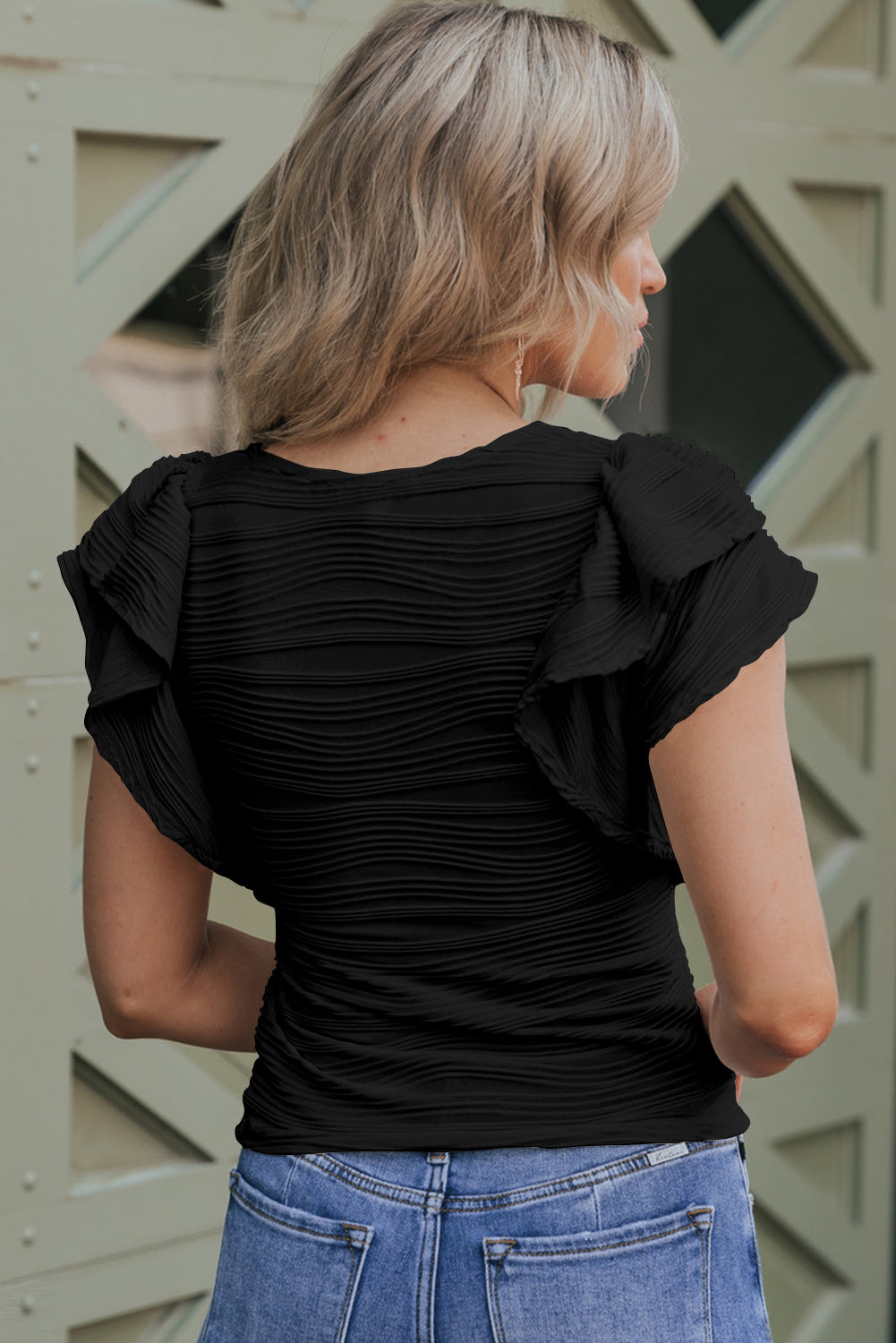 Black Plain Wavy Textured Ruffle Sleeve BlouseMaterial:90%Polyester+10%Elastane



		The wavy textured fabric adds an extra layer of sophistication, making this top a standout choice. 
	
	
		Embrace a playf