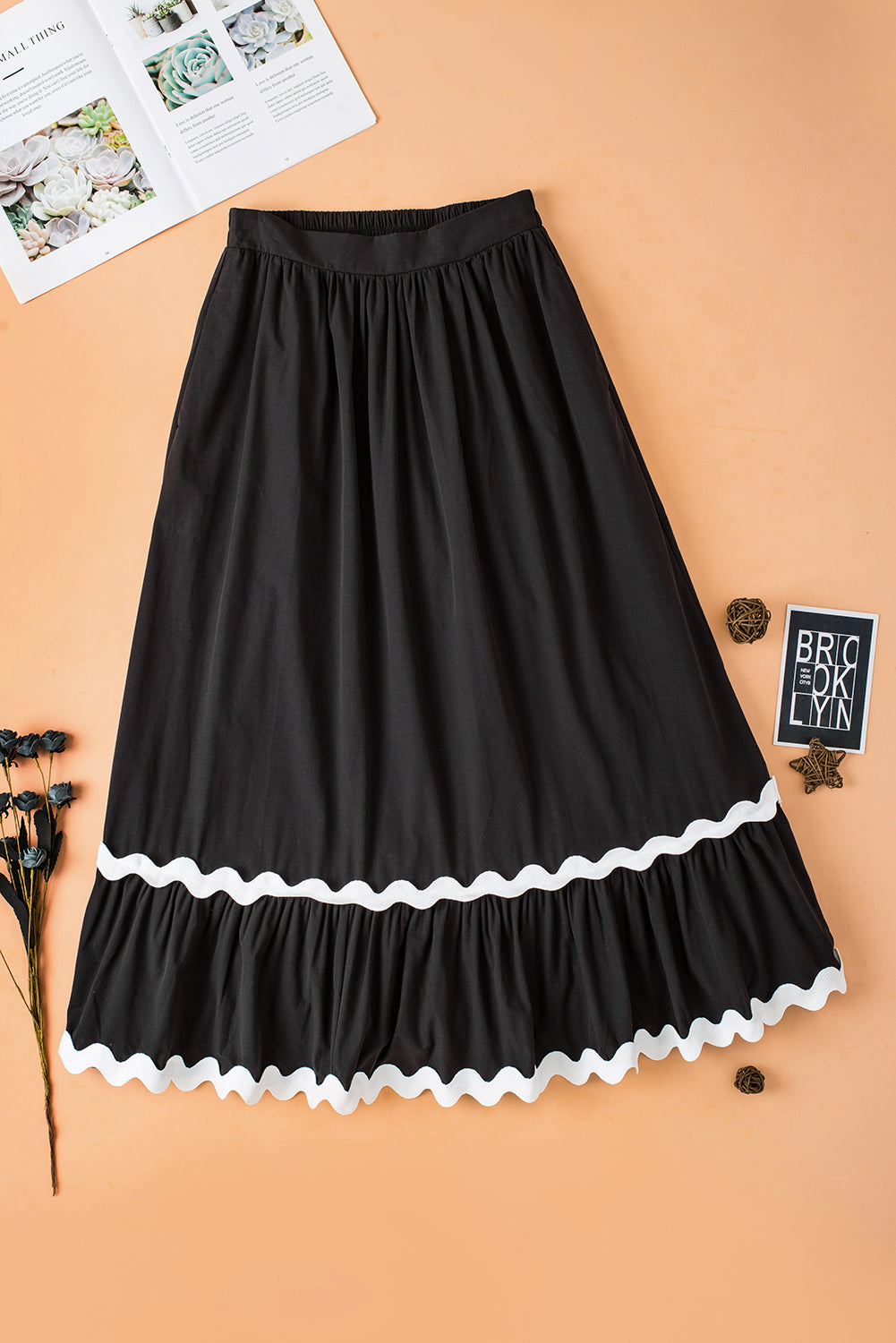 Black Ric Rac Trim High Waist Maxi SkirtMaterial:100%Cotton

• Effortlessly chic, the maxi skirt is perfect for a casual day out or a date night. Its timeless black color complements any outfit choice.
•