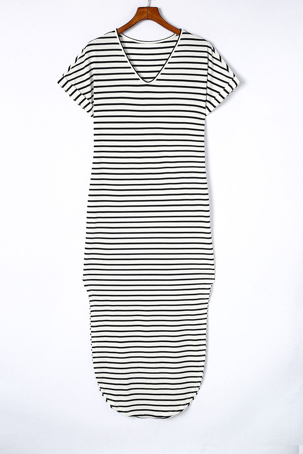 Black Striped Print Side Split Short Sleeve V Neck Maxi DressMaterial:65%Viscose+30%Polyester+5%Elastane



		•Maxi length and t-shirt style make it a comfortable and versatile piece.
	
	
		•The v-neckline and short sleev