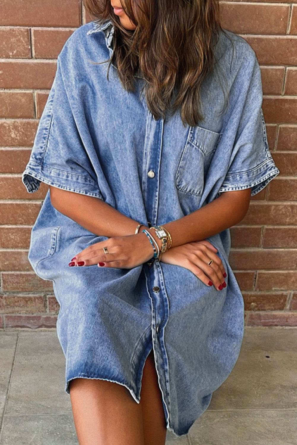 Light Blue Vintage Wash Loose Denim Shirt DressMaterial:100%Cotton



		The midi denim dress exudes a timeless and retro charm, perfect for those who appreciate a classic and effortless style.
	
	
		Made fro