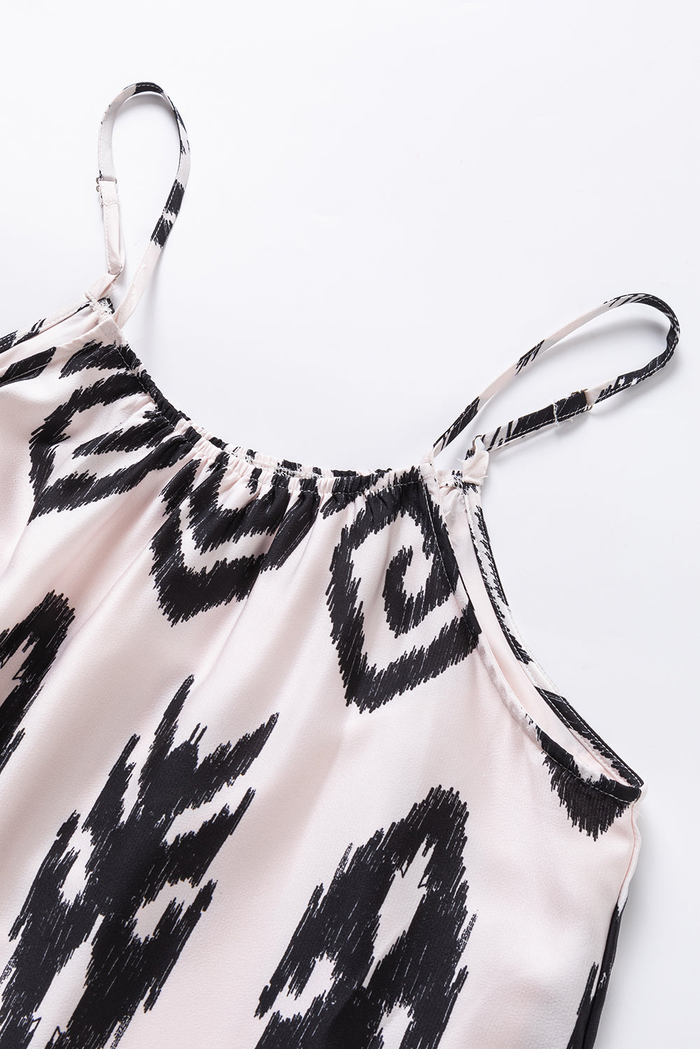 Black Geometric Printed Spaghetti Strap Vacation SundressMaterial:100%Polyester


	


		The sundress is made from a lightweight and breathable fabric, perfect for staying cool and comfortable during warm weather.
	
	