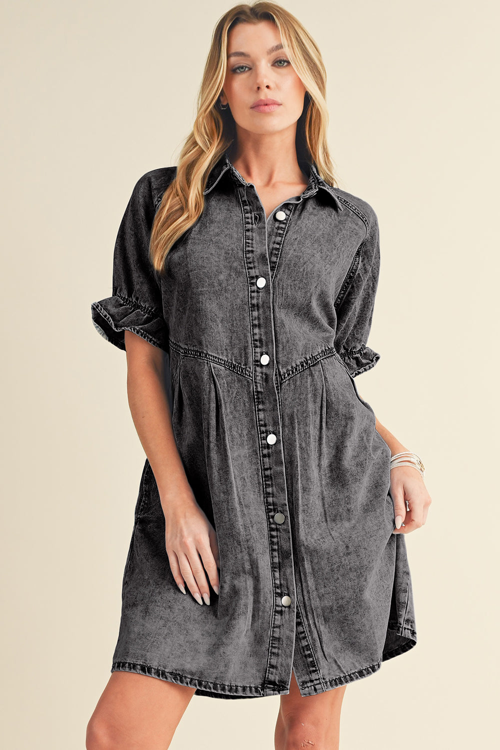 Blue Mineral Washed Ruffled Short Sleeve Pocketed Denim DressMaterial:82%Cotton+10%Polyester+8%Viscose



		This denim dress features short sleeves and a ruffled detail, adding a feminine and playful touch to the design.
	
