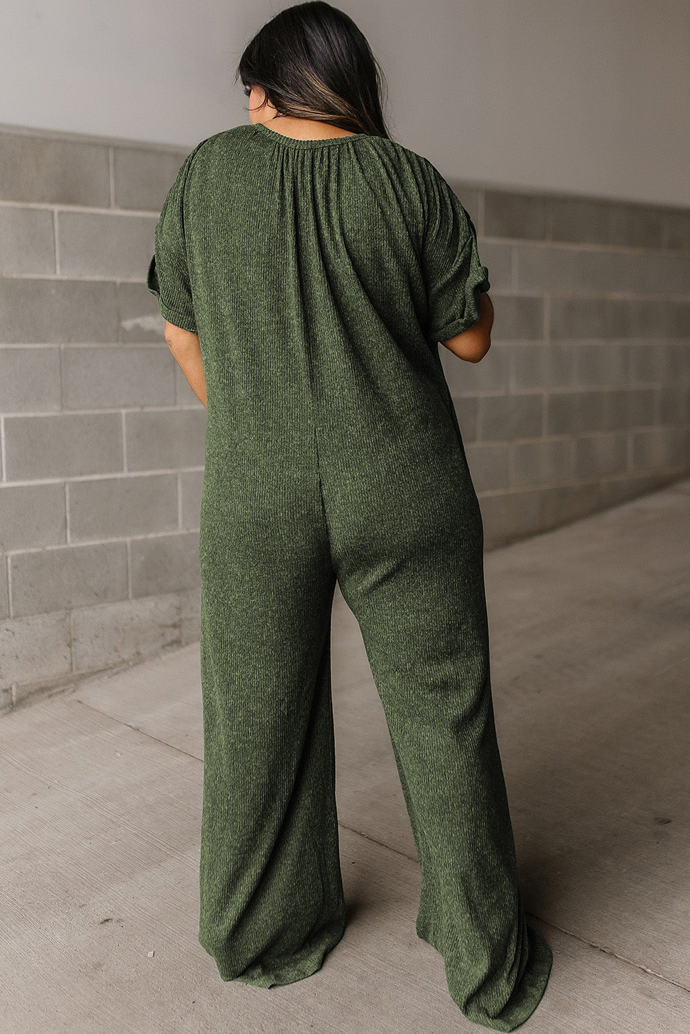 Jungle Green Textured Side Pockets Buttoned Wide Leg JumpsuitMaterial:97%Polyester+3%Elastane

• Stand out in the urban jungle with this jumpsuit, featuring a high waist for a flattering silhouette and wide legs for a chic, m