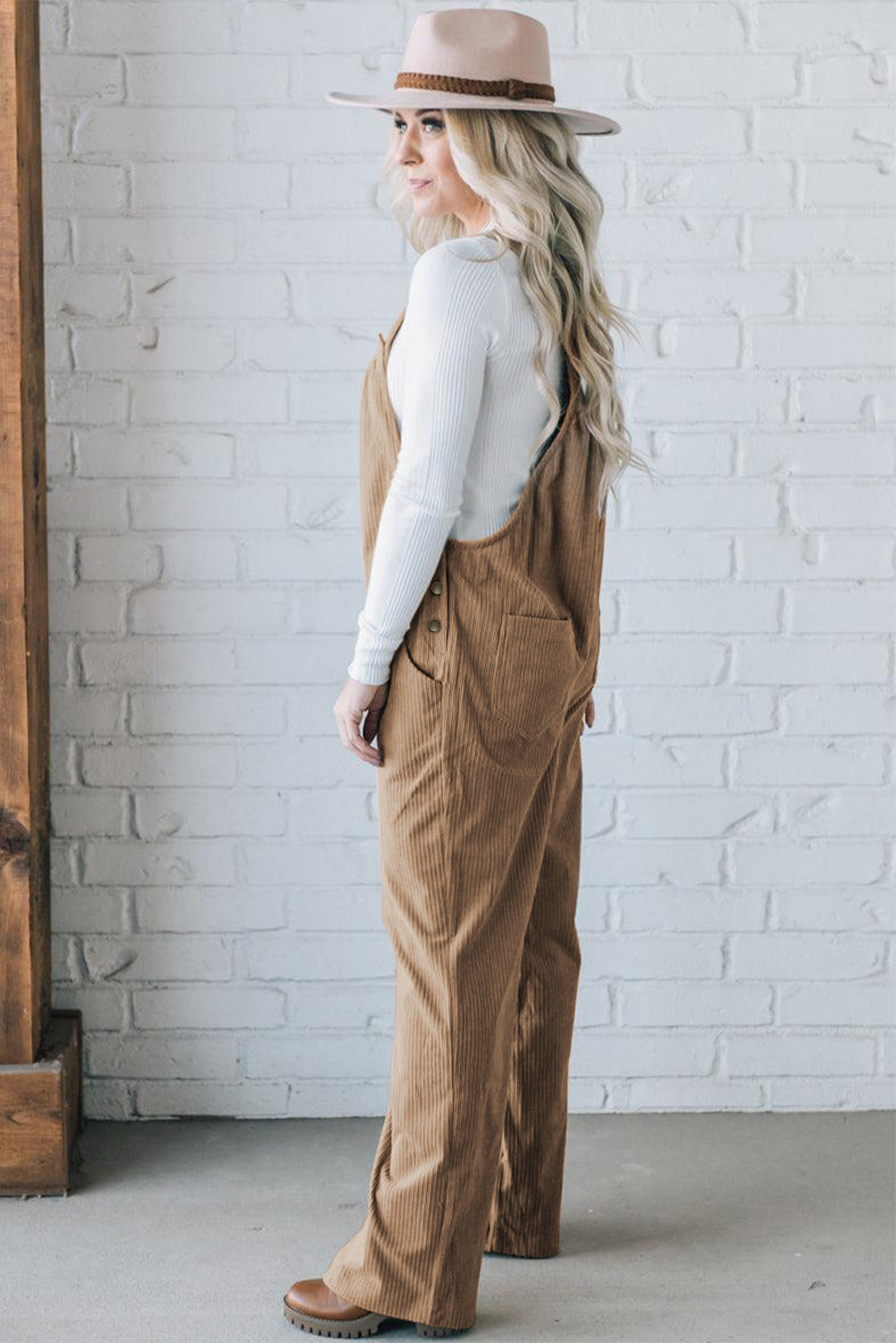 Jungle Green Plain Pocketed Loose Fit Corduroy OverallsMaterial:100%Polyester

• Crafted with a soft corduroy fabric, the overalls offers a comfortable and stylish option for everyday wear.
• Featuring a loose fit desi