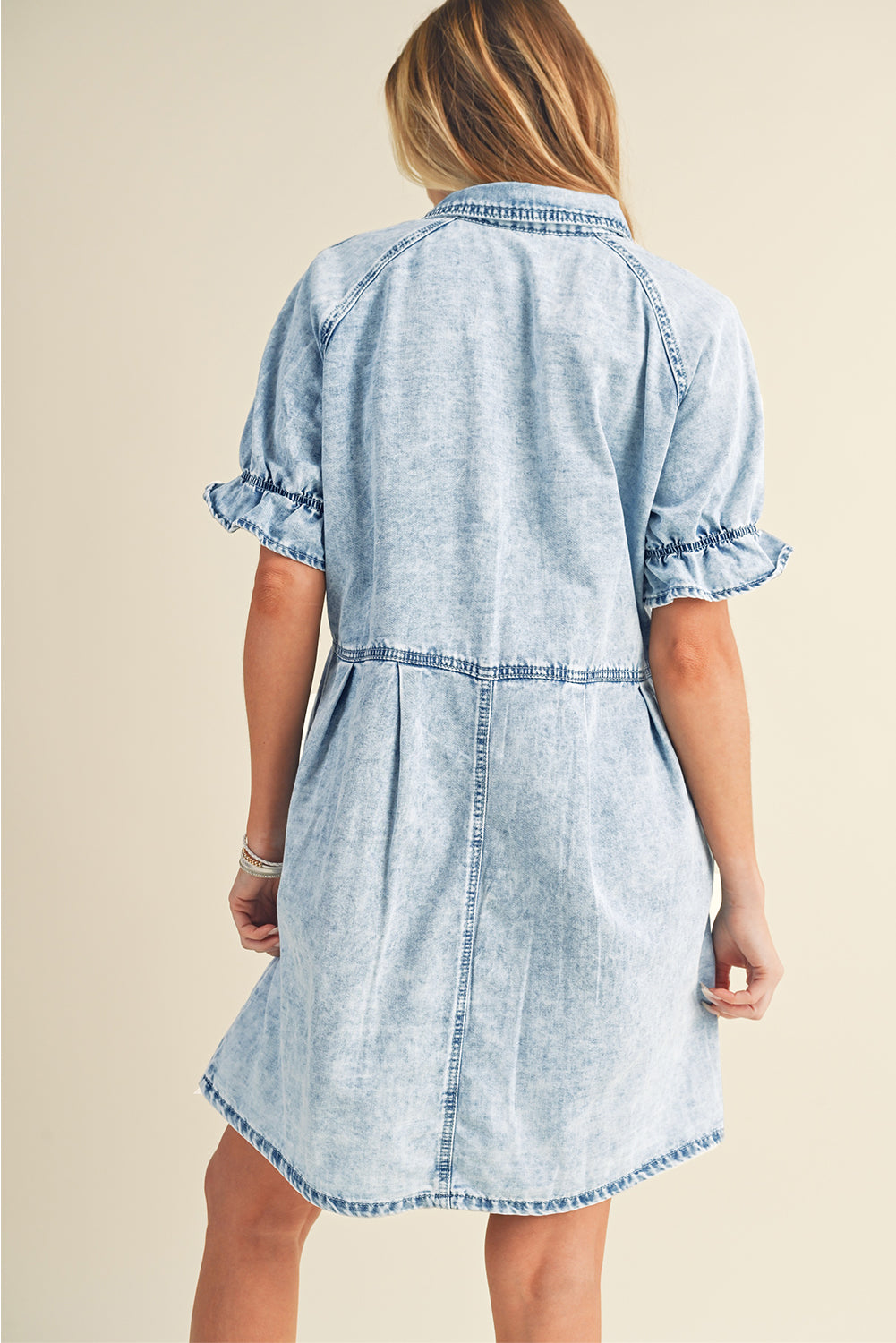 Blue Mineral Washed Ruffled Short Sleeve Pocketed Denim DressMaterial:82%Cotton+10%Polyester+8%Viscose



		This denim dress features short sleeves and a ruffled detail, adding a feminine and playful touch to the design.
	
