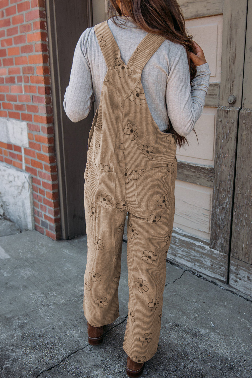 Khaki 60s Flower Print Corduroy OverallsMaterial:100%Polyester

• Embrace retro vibes with our overalls, perfect for a laid-back day out with its casual style and charming floral pattern. 
• Stay hands-f