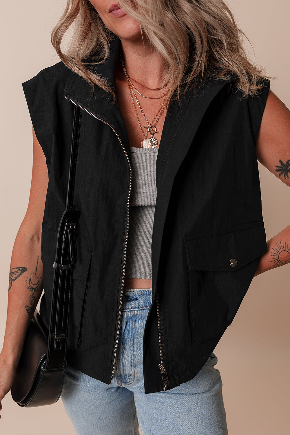 Black Flap Pockets Zip Up High Neck VestMaterial:56%Cotton+44%Polyester



		The vest offers a chic and cozy layer for transitional weather.
	
	
		Flap pockets add a stylish touch, providing both fash