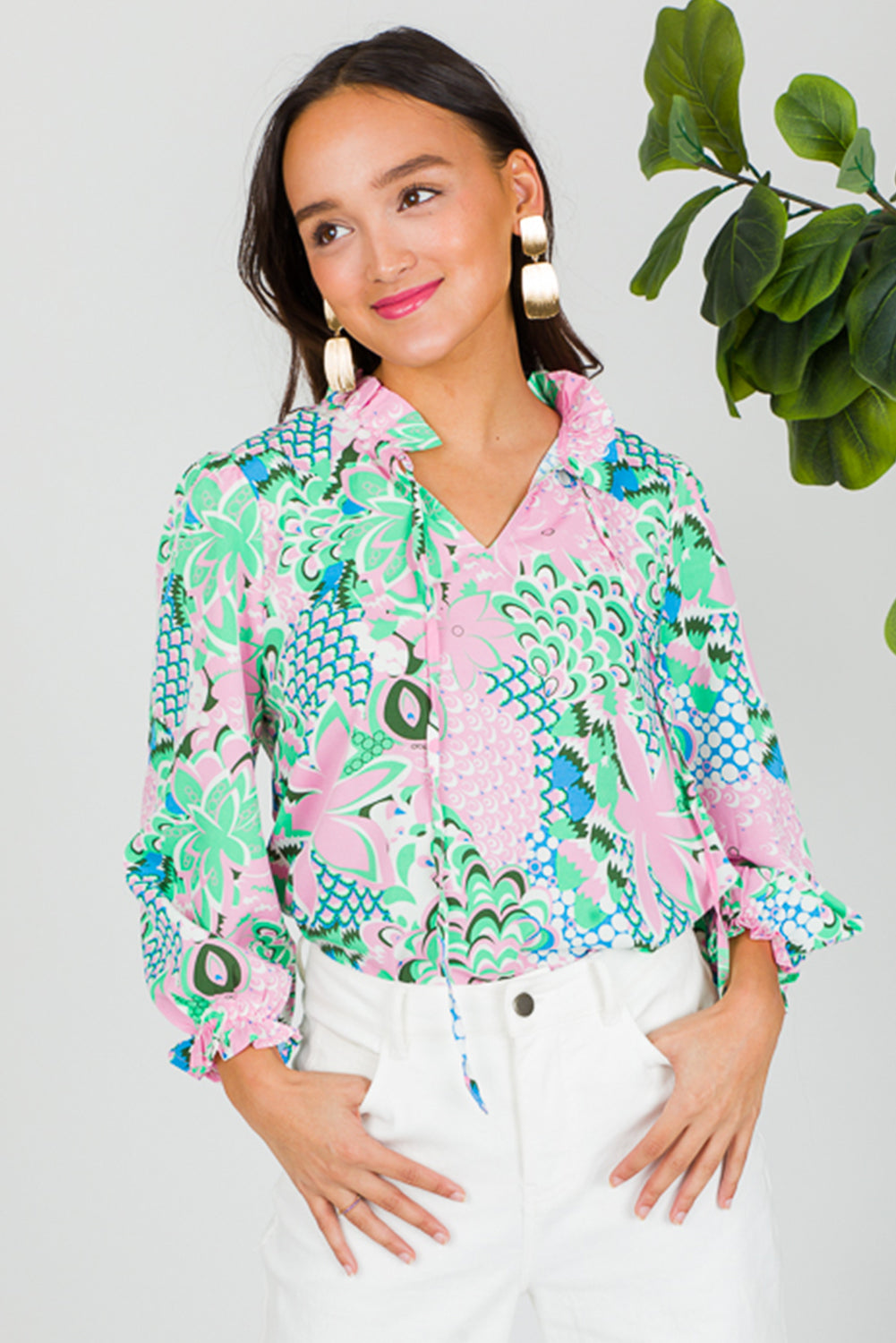 Green Tropical Floral Frill V-Neck Puff Sleeve BlouseMaterial:100%Polyester

• Embrace the beauty of nature with this blouse, perfect for adding a touch of freshness to your wardrobe.
• The V-neck design of this blou