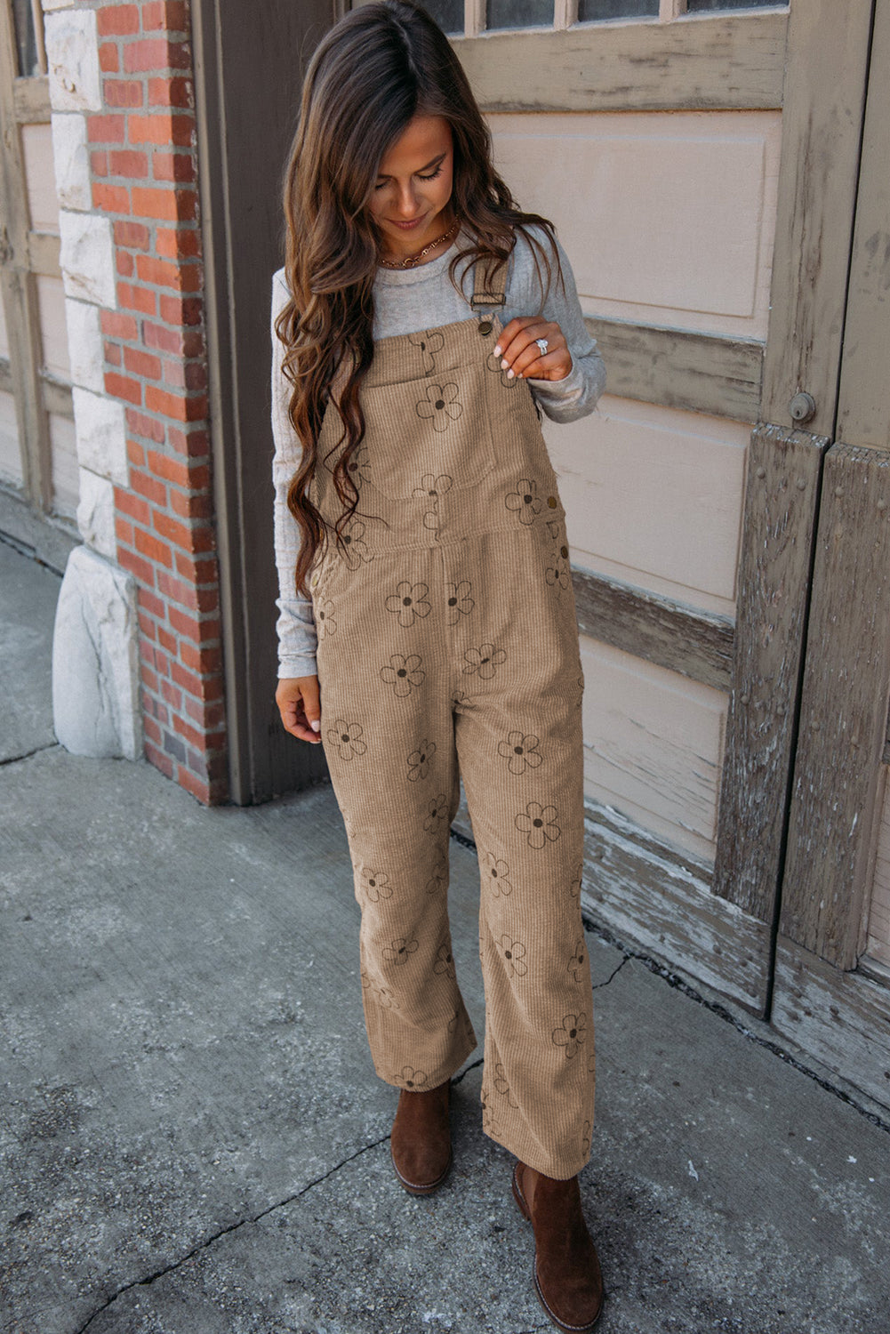 Khaki 60s Flower Print Corduroy OverallsMaterial:100%Polyester

• Embrace retro vibes with our overalls, perfect for a laid-back day out with its casual style and charming floral pattern. 
• Stay hands-f