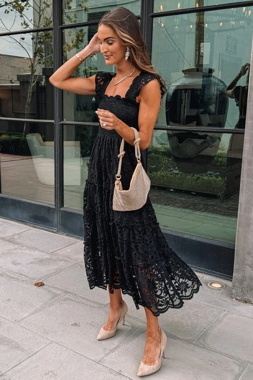 Black Lace Smocked Bodice Sleeveless Midi DressMaterial:54%Polyamide+41%Polyester+5%Elastane

• Effortlessly chic, this black lace smocked bodice midi dress exudes elegance and sophistication, perfect for both c