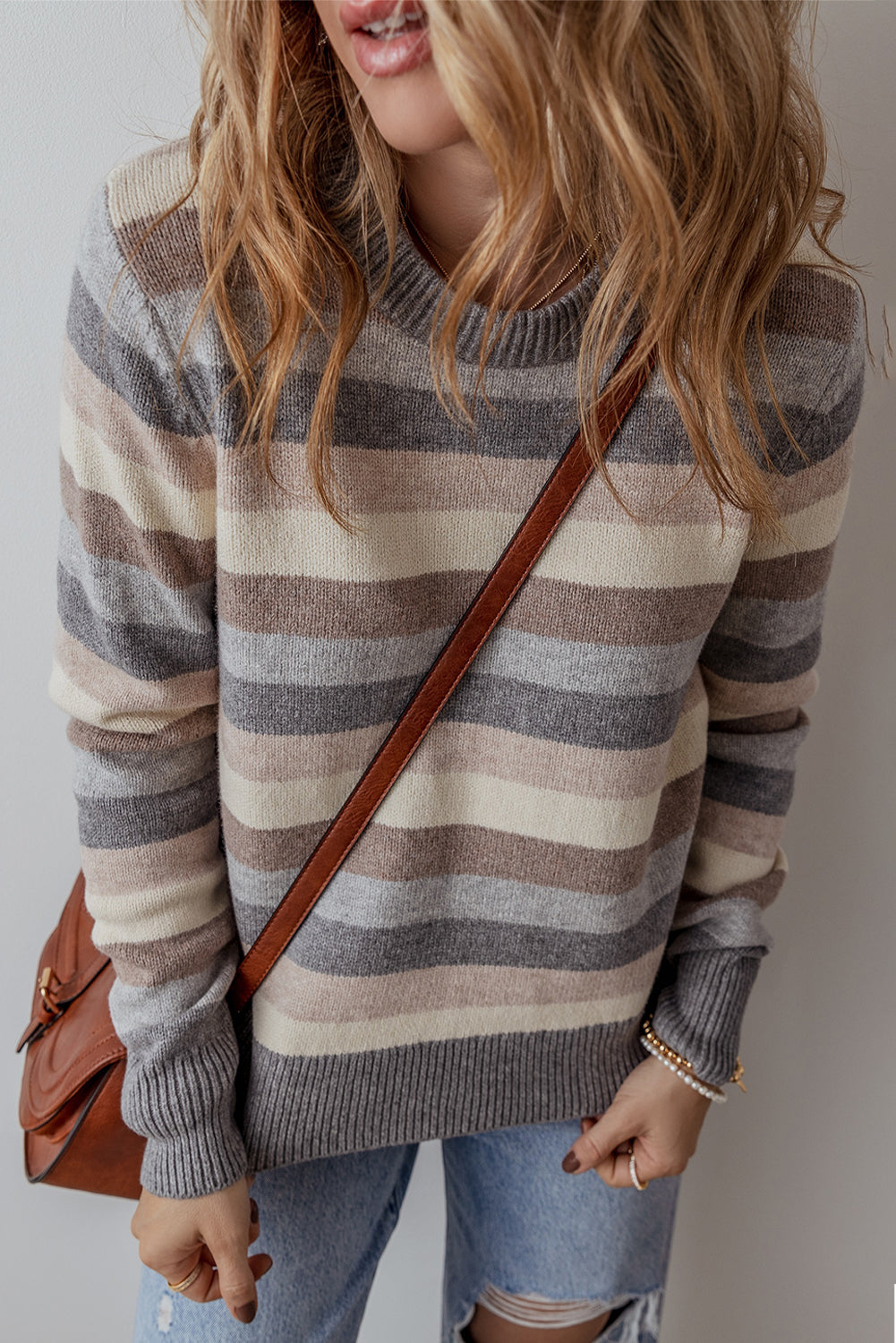 Gray Striped Ribbed Edge Round Neck SweaterMaterial:42%Polyester+28%PBT+20%Acrylic+10%Polyamide



		The cozy sweater is a stylish choice for a pop of color in your wardrobe.
	
	
		The round neck and a r