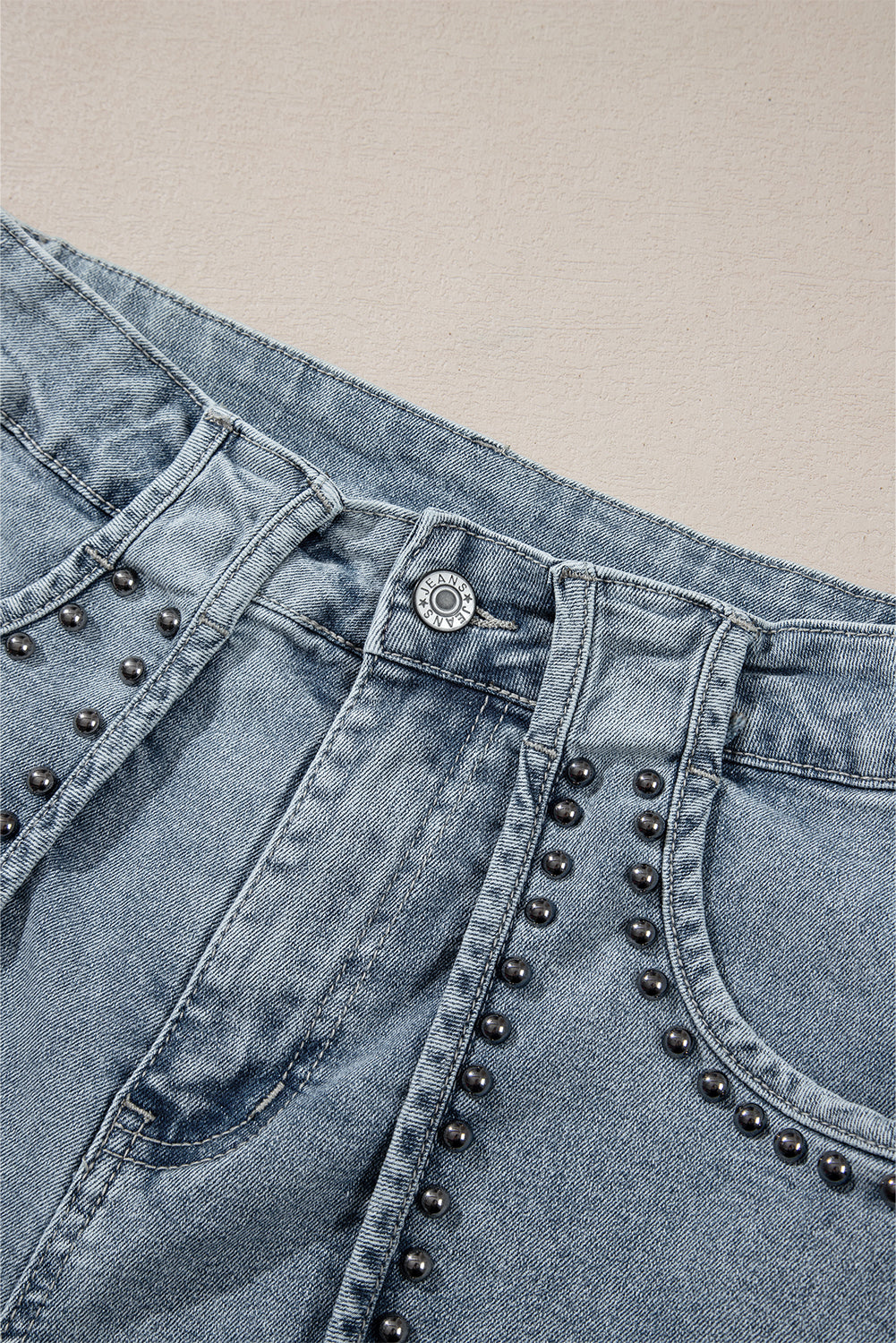 Dusk Blue Studded Acid Wash Denim ShortsMaterial:75%Cotton+23%Polyester+2%Elastane

• Elevate your summer style with the shorts, featuring a vintage-inspired design with edgy studded details for a trendy 