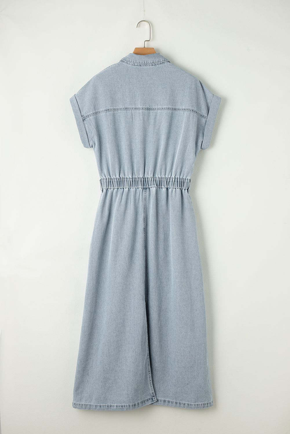 Beau Blue Short Batwing Sleeve Slit Back Denim Maxi DressMaterial:82%Cotton+10%Polyester+8%Viscose



		Embrace a vintage-inspired look with this denim dress featuring a light wash hue. 
	
	
		The classic and popular 