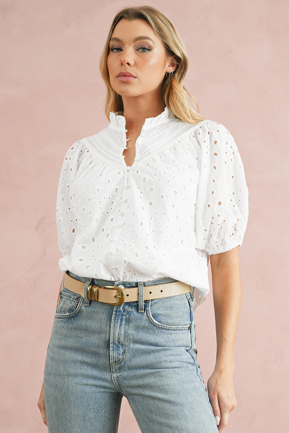 Green Flower Hollow-out Short Puff Sleeve BlouseMaterial:100%Cotton



		With charming floral details and hollow-out accents, this blouse offers a touch of elegance and femininity.
	
	
		Featuring short puff 