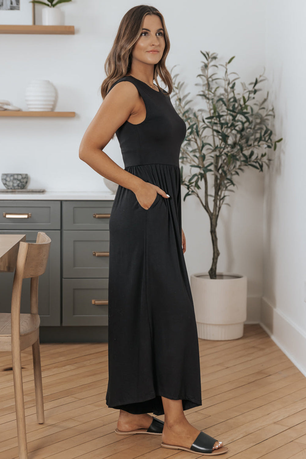 Black Solid Color Open Back Sleeveless Wide Leg JumpsuitMaterial:65%Polyester+30%Viscose+5%Elastane

• Effortlessly chic and versatile, this black jumpsuit features a high waist design for a flattering silhouette.
• The