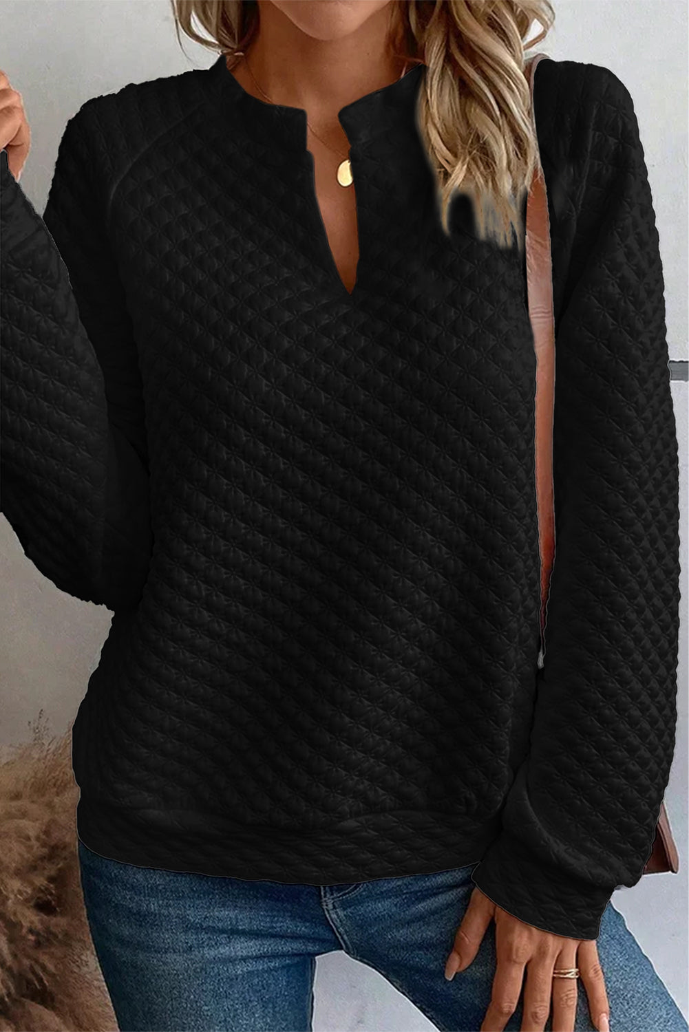 Black Quilted V-Neck Solid Color Long Sleeve TopMaterial:95%POLYESTER+5%ELASTANE



		The top is a classic and versatile piece that offers both comfort and style with its quilted texture and simple design.
	
	