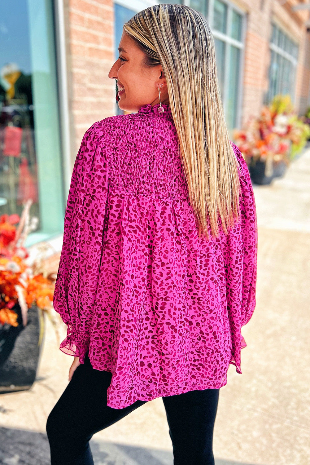 Rose Leopard Shirred Puff Sleeve Flowy BlouseMaterial:100%Polyester



		The blouse has a flowy silhouette, meaning it is loose and relaxed, draping away from the body. 
	
	
		The flowy silhouette of the b